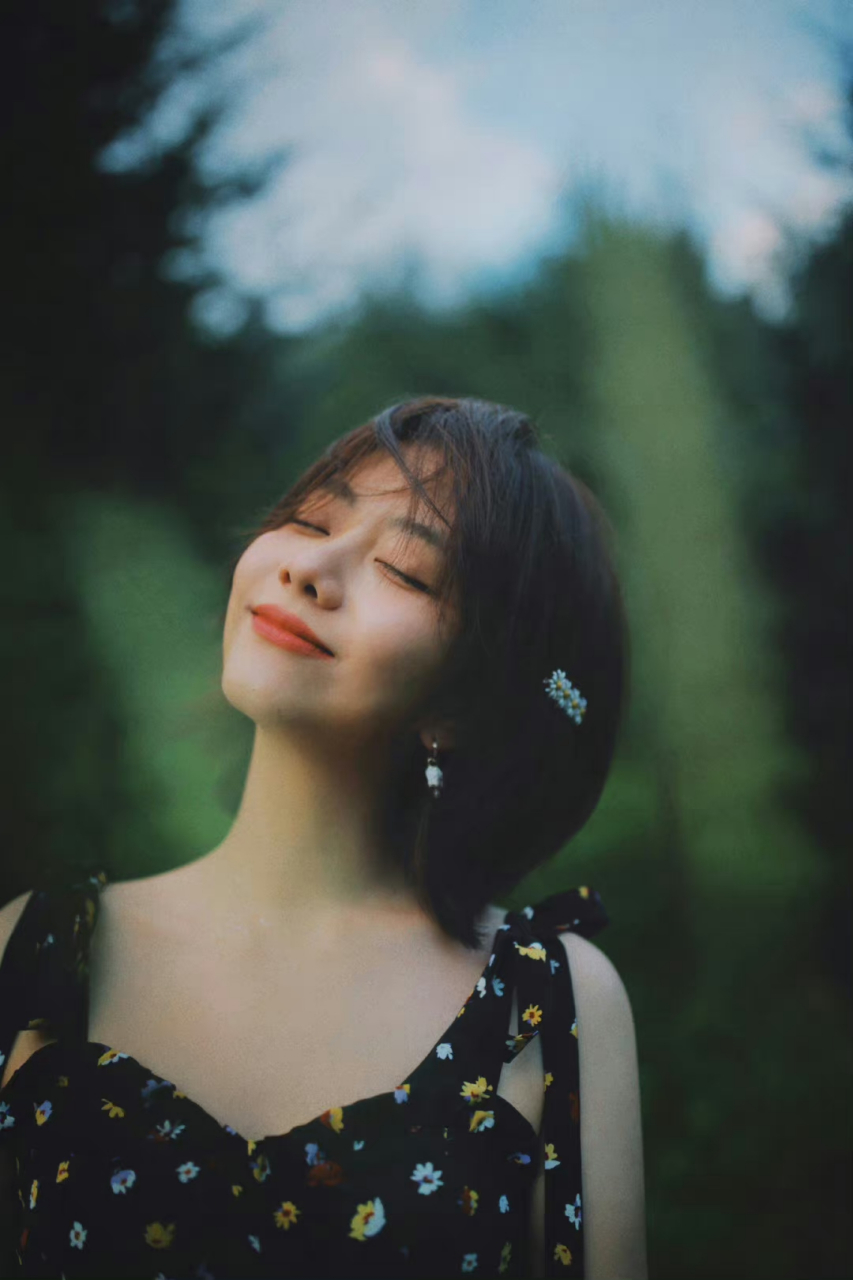 深夜治愈,这笑容也是太甜了吧～  谭松韵小姐姐的笑容真的太有感染力