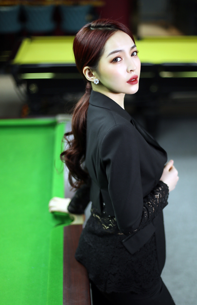 美女裁判王钟瑶,飒爽职业装,上演球场上的"制服诱惑".