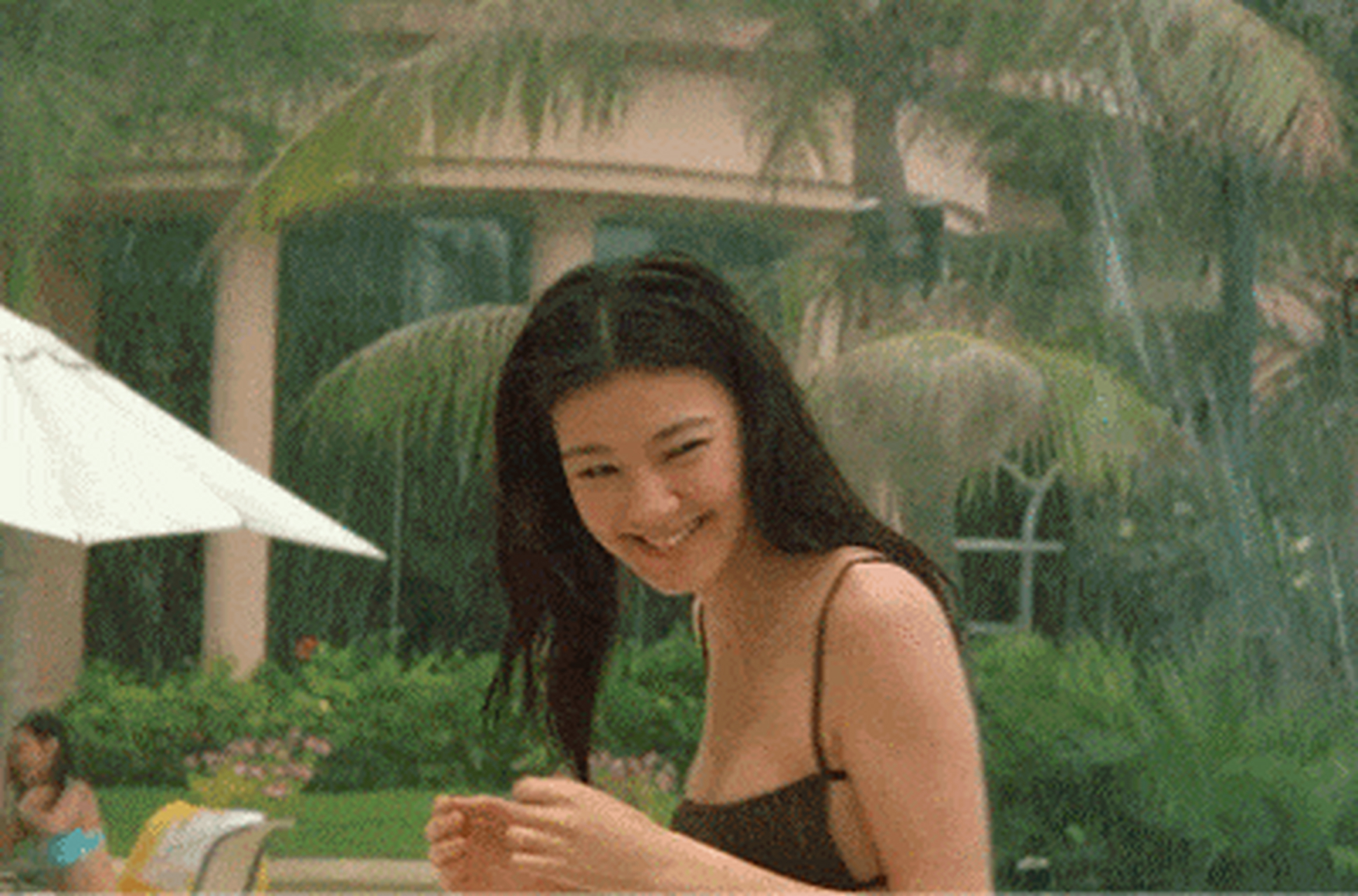 45岁的林熙蕾身材还是那么的傲人,穿泳装陪女儿一起游泳,如同二十几岁