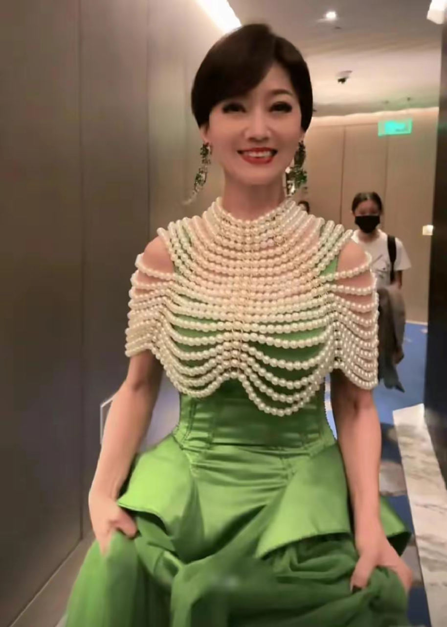 赵雅芝近照惊呆网友:穿珍珠礼裙高贵大气,体态宛如少女
