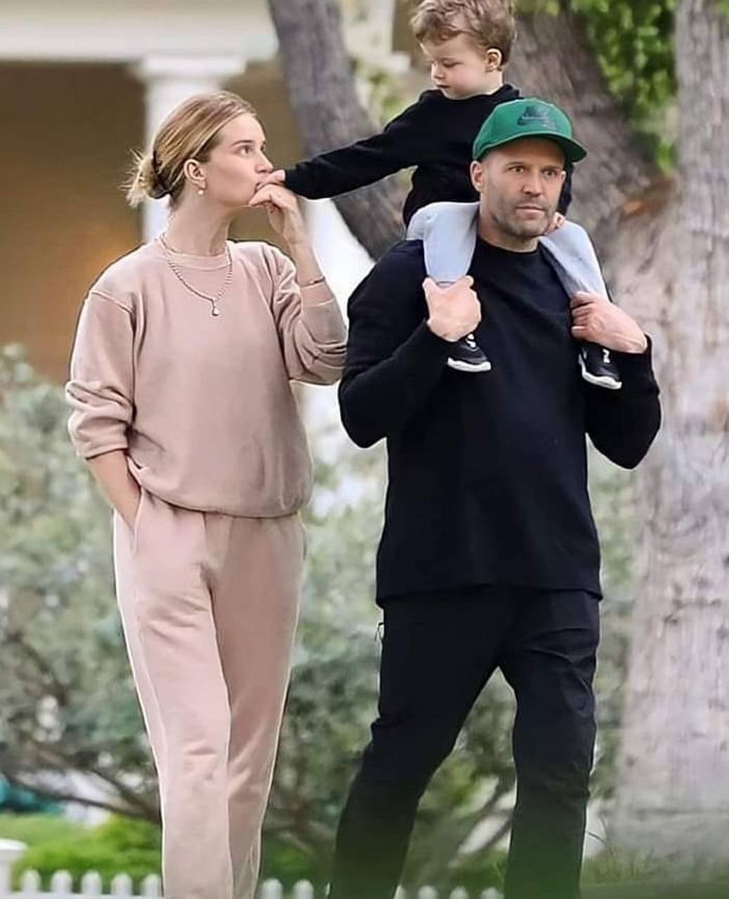 郭达一家三口,老婆很漂亮跟郭达身高差不多,亮点是郭达帽子[三哈]