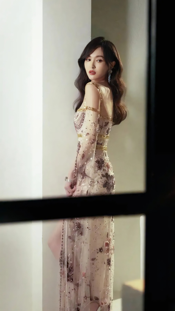 唐嫣紫色刺绣礼服优雅美丽,礼服上镶嵌的珠片使礼服更有层次感,展现出