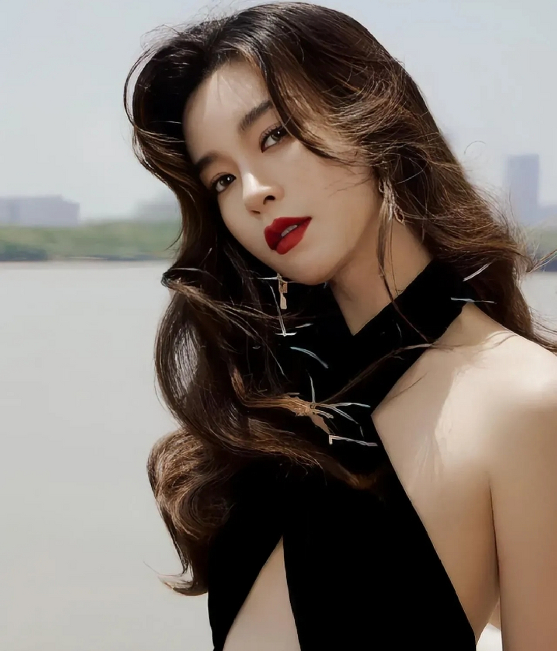 文咏珊一袭修身黑色交叉挂脖露背性感裙 文咏珊微博电影之夜造型大片