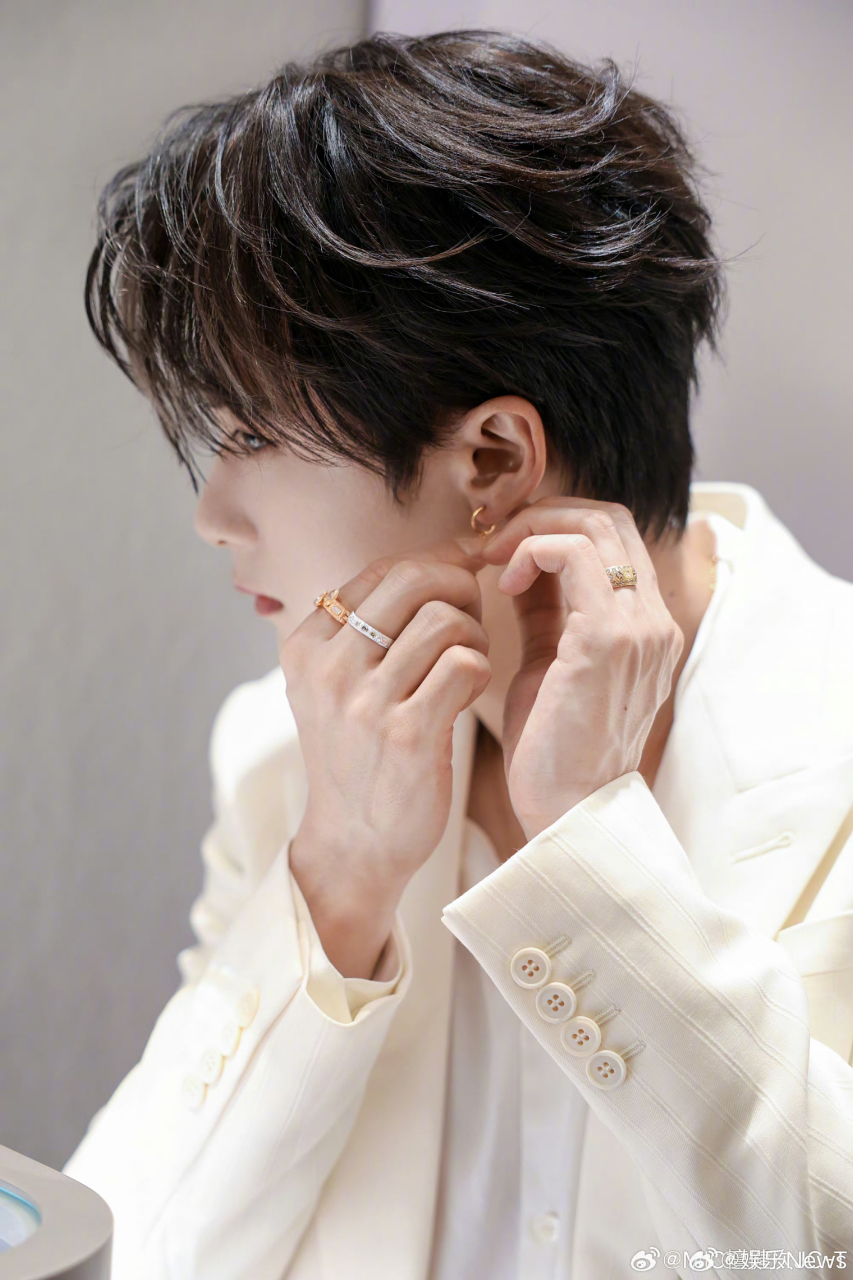 檀健次戴耳饰,好看多戴!