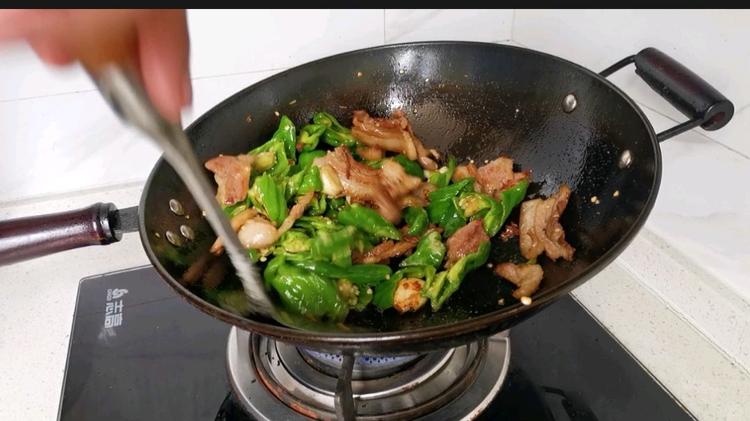 农家菜,辣椒炒肉,蒜蓉小白菜,荤素搭配,做法简单,味道纯正!