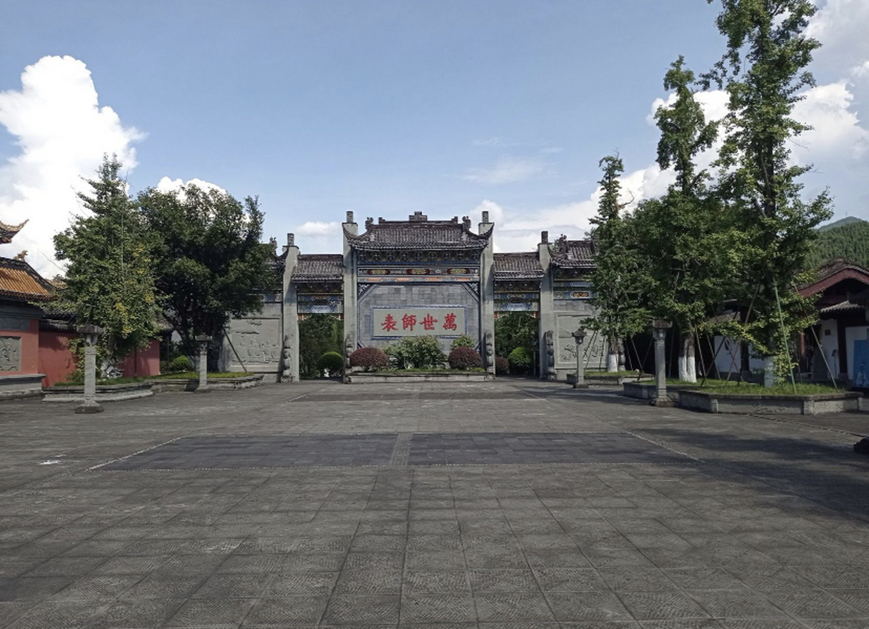 一进入举子园,你会被其优美的园林风光所吸引.