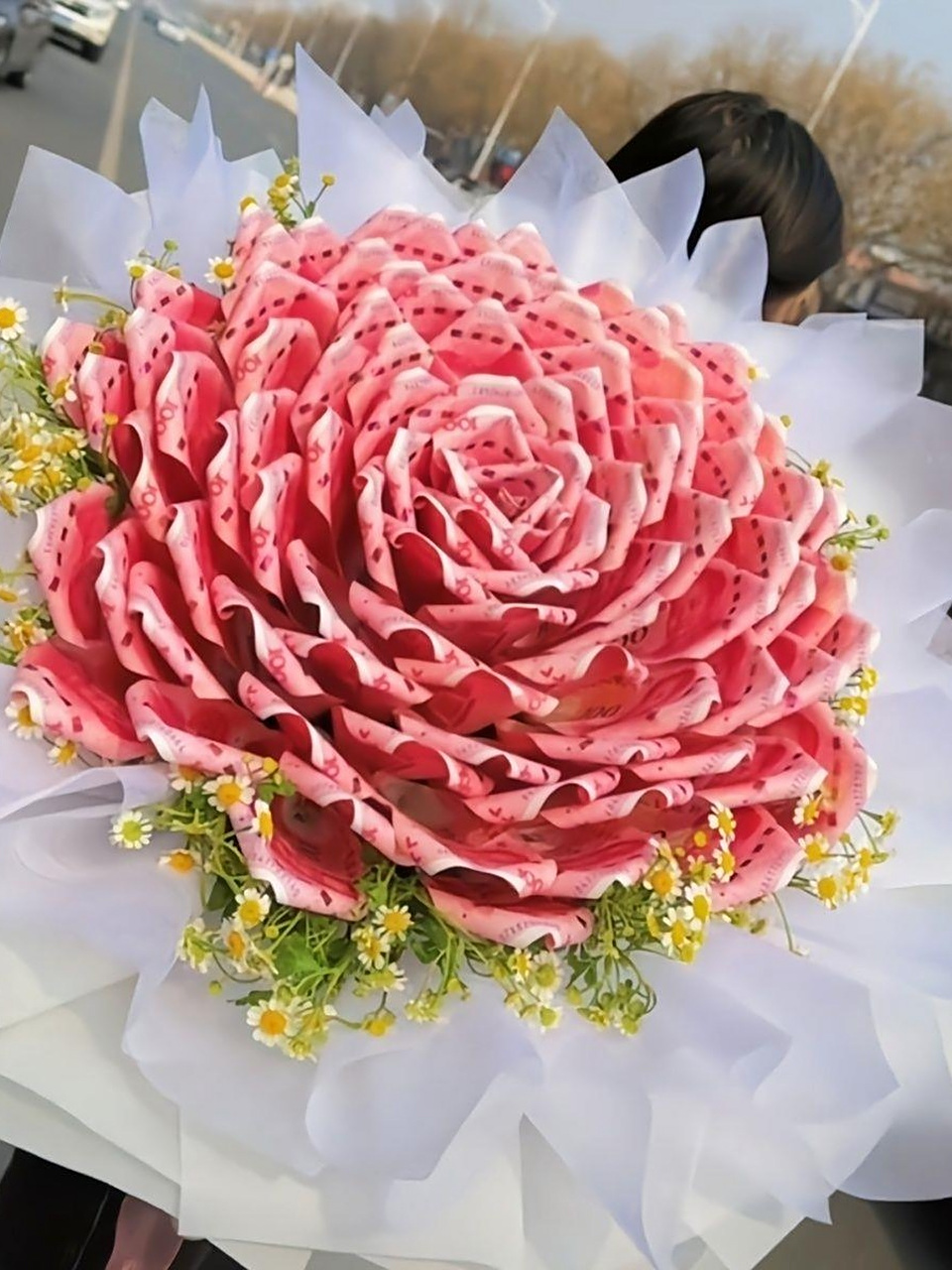 湖南一父子下单9999人民币元花束,反手举报商家!