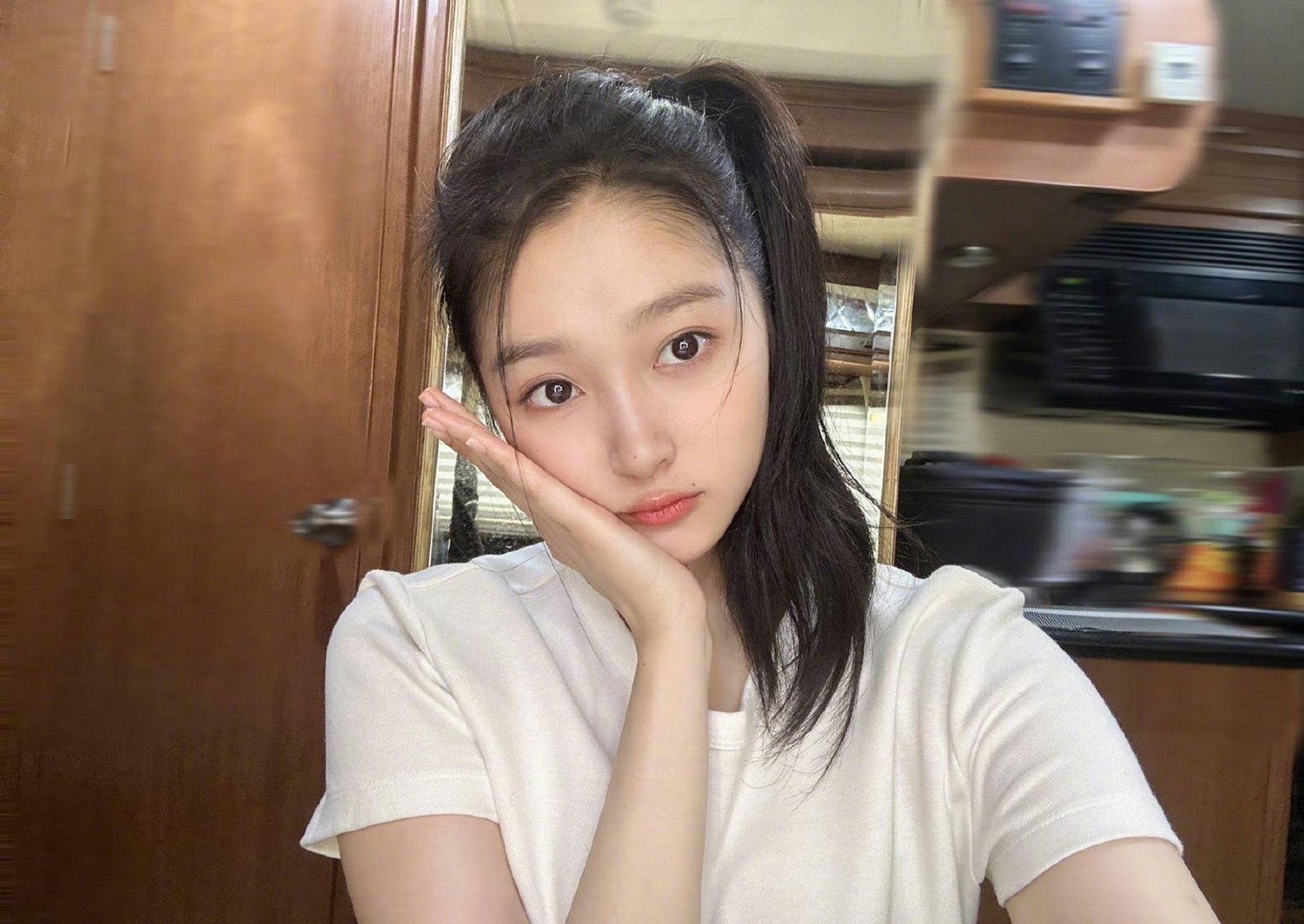 关晓彤晒出单侧马尾辫自拍,为饰演赵小惠的演员高源打call!