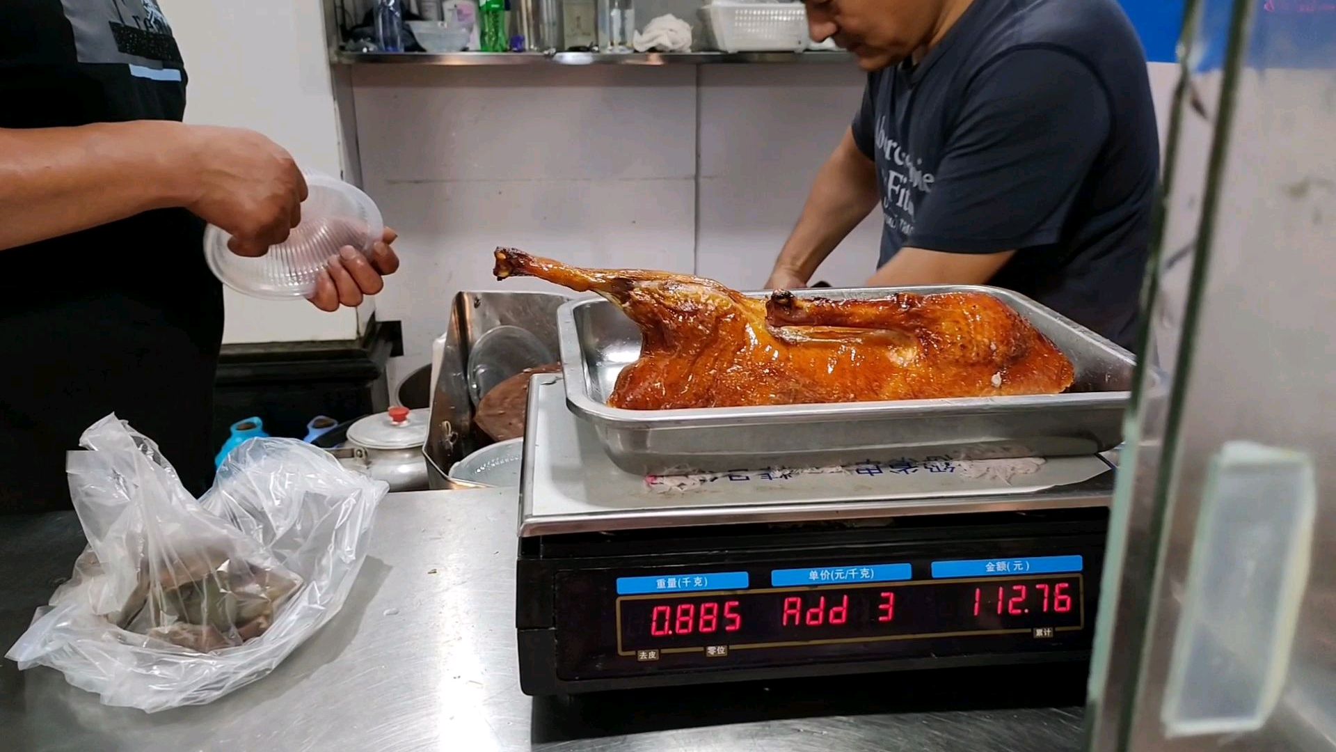 镇江地标“小螃蟹盐水鹅”小巷中默默做了三十多年,镇江人都晓得