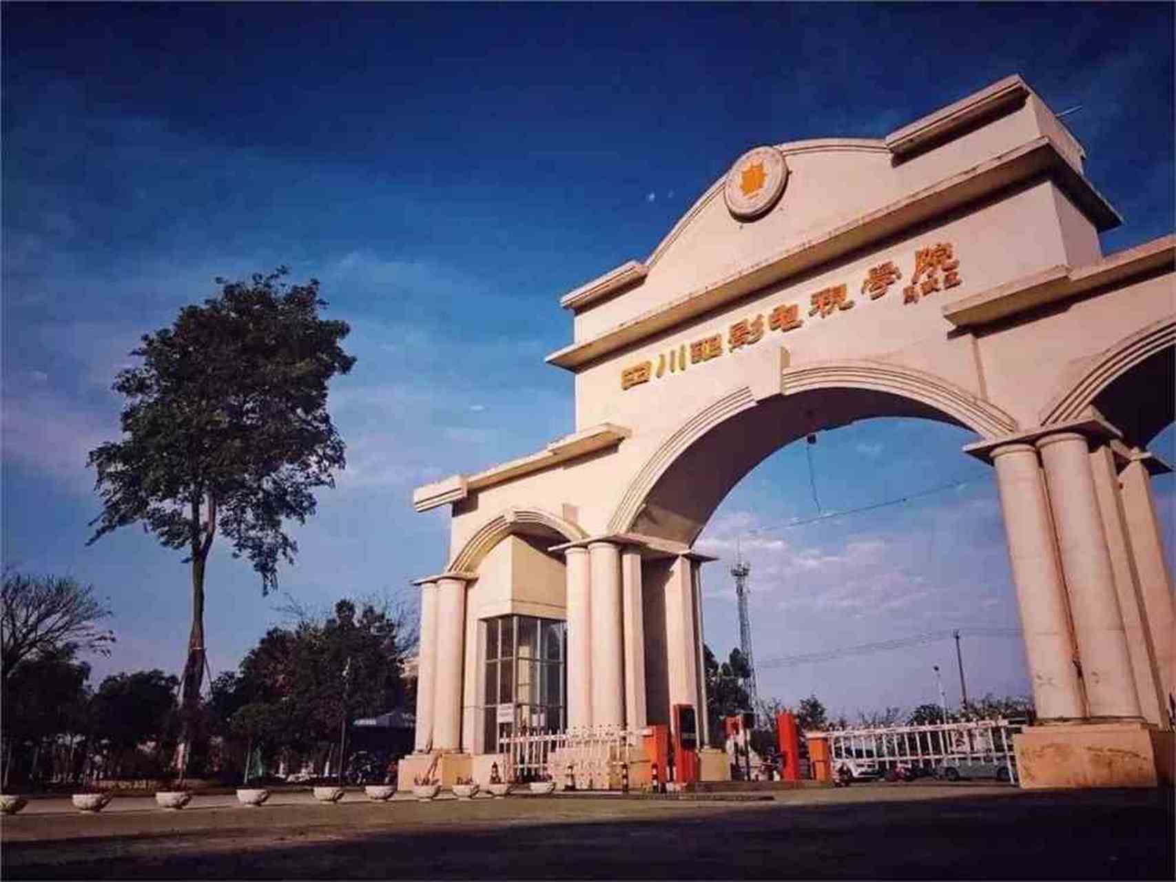 川传大瓜不仅仅是道德问题  一男一女两个学生在