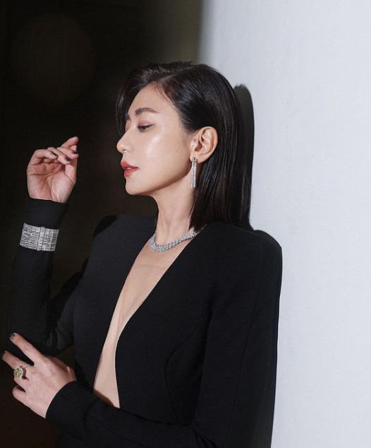 不是每个人都能驾驭!贾静雯大尺度礼服,超深 v,开高衩惊艳全场