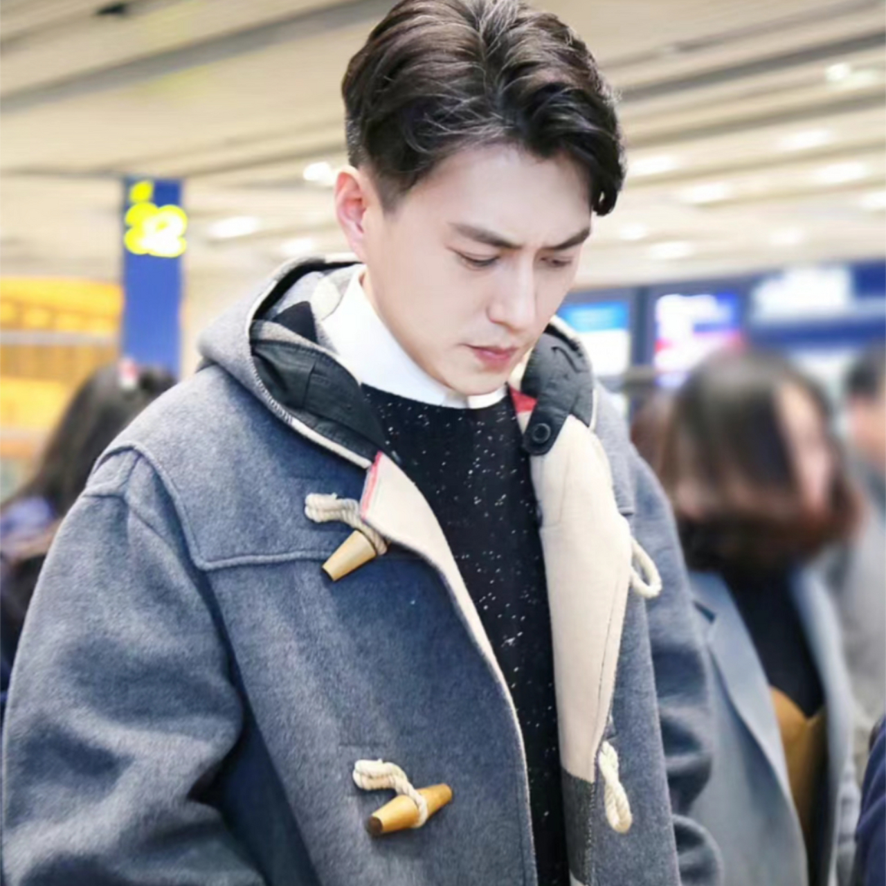 贺涵雨中送伞感动了所有人, 事实证明在乎你的人, 无论多远都顺路