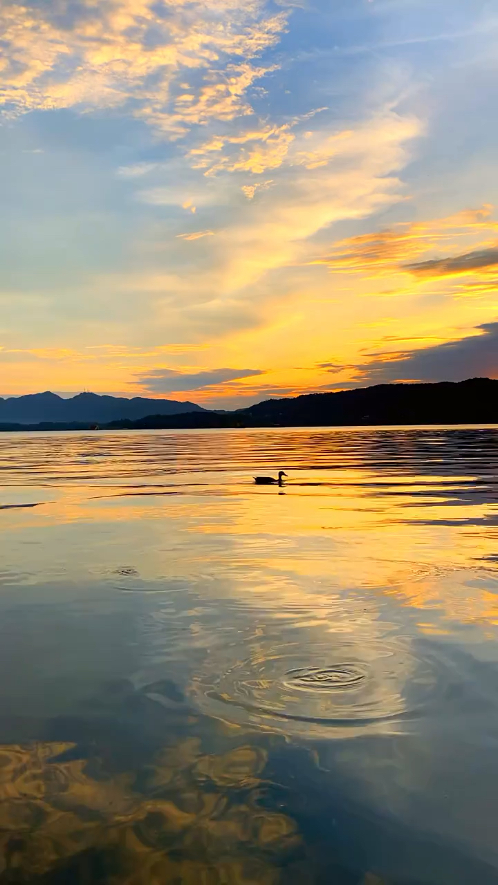 夕阳湖水照片图片