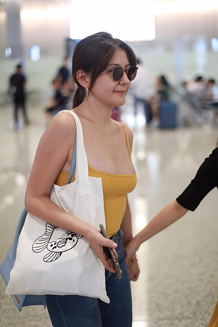 热依扎,当年引起争议的一套机场图,其实她还有自拍(图5,6),大方自信.