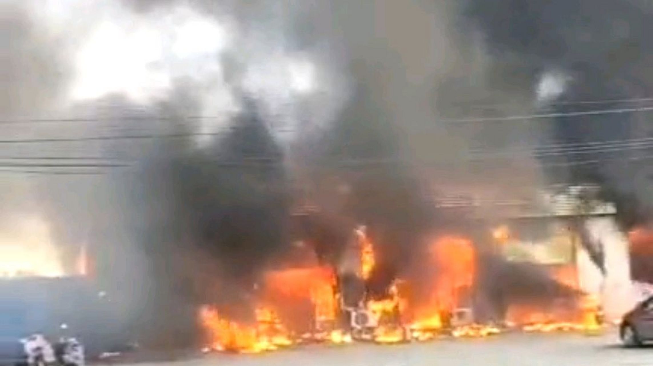 石家庄西兆通28日的火灾现场,灭火以后一片废物,多间门脸房被连带引燃