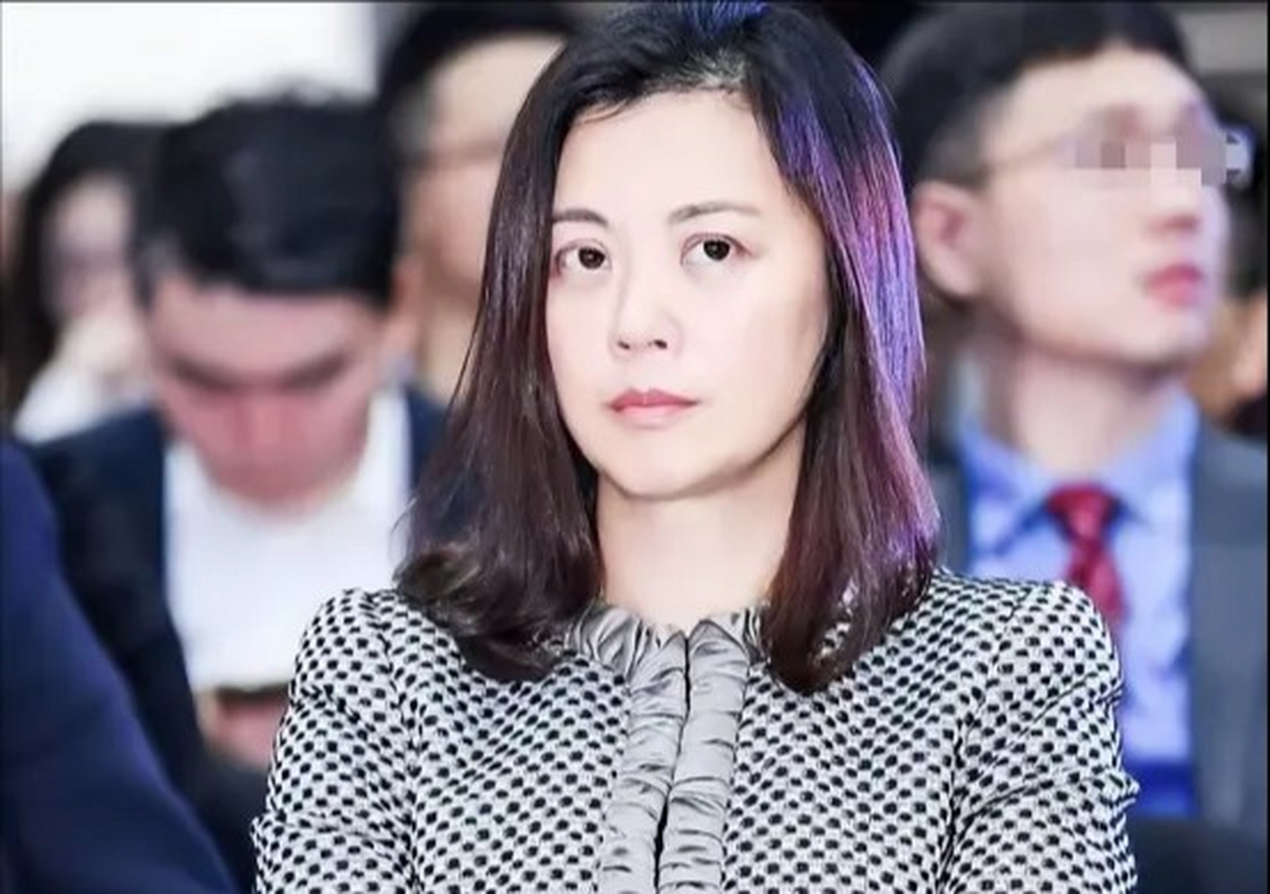 "2004年,央视美女主持姜丰,嫁给英国富商,并且坚决放弃国籍,希望过上