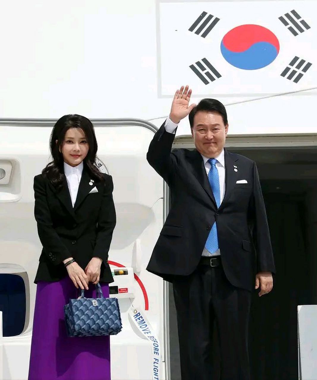 韩国第一夫人金建希名场面,随夫访问法兰西与越南,换衣频繁犹如国际