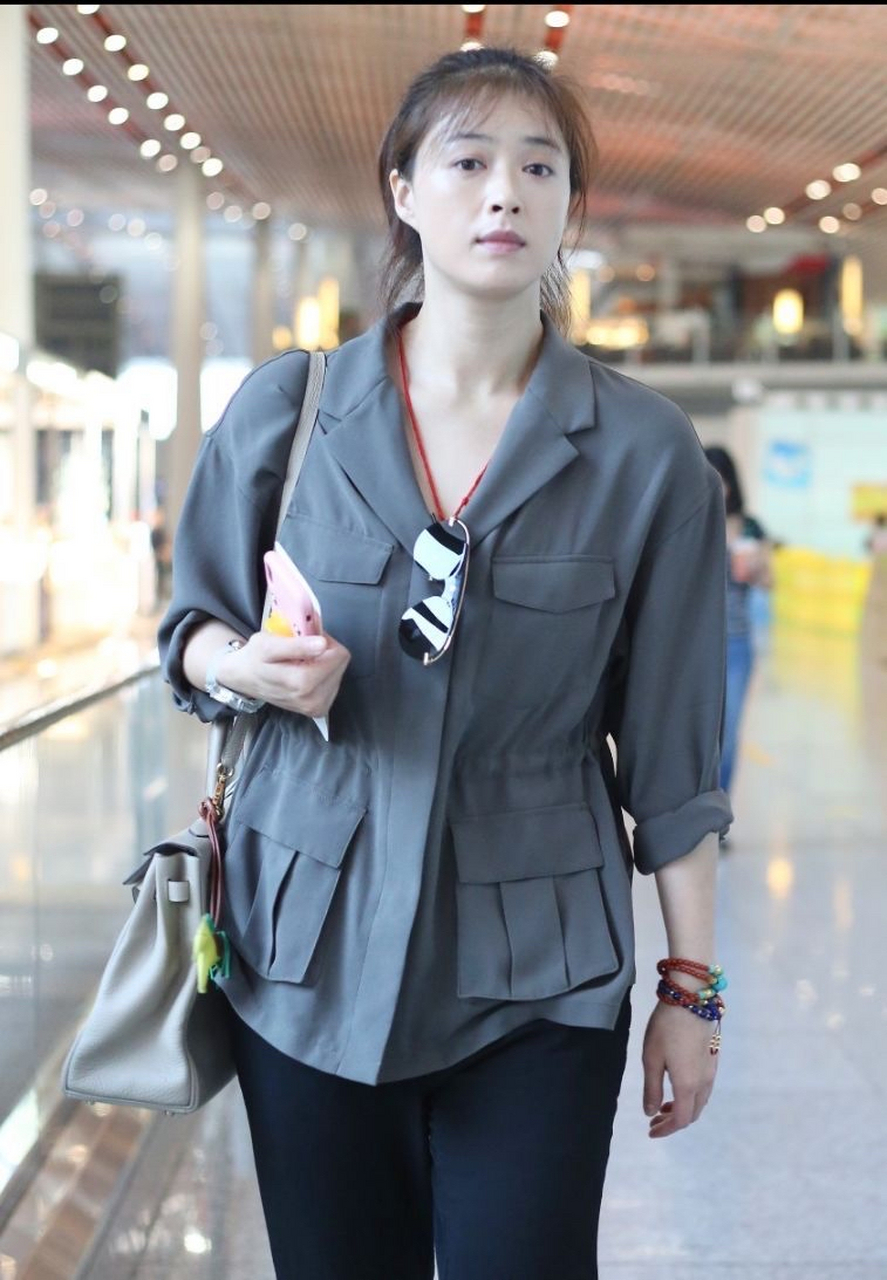 蒋欣机场素颜照,白白嫩嫩的皮肤很清透,没有一点架子,穿衣很朴素#明星