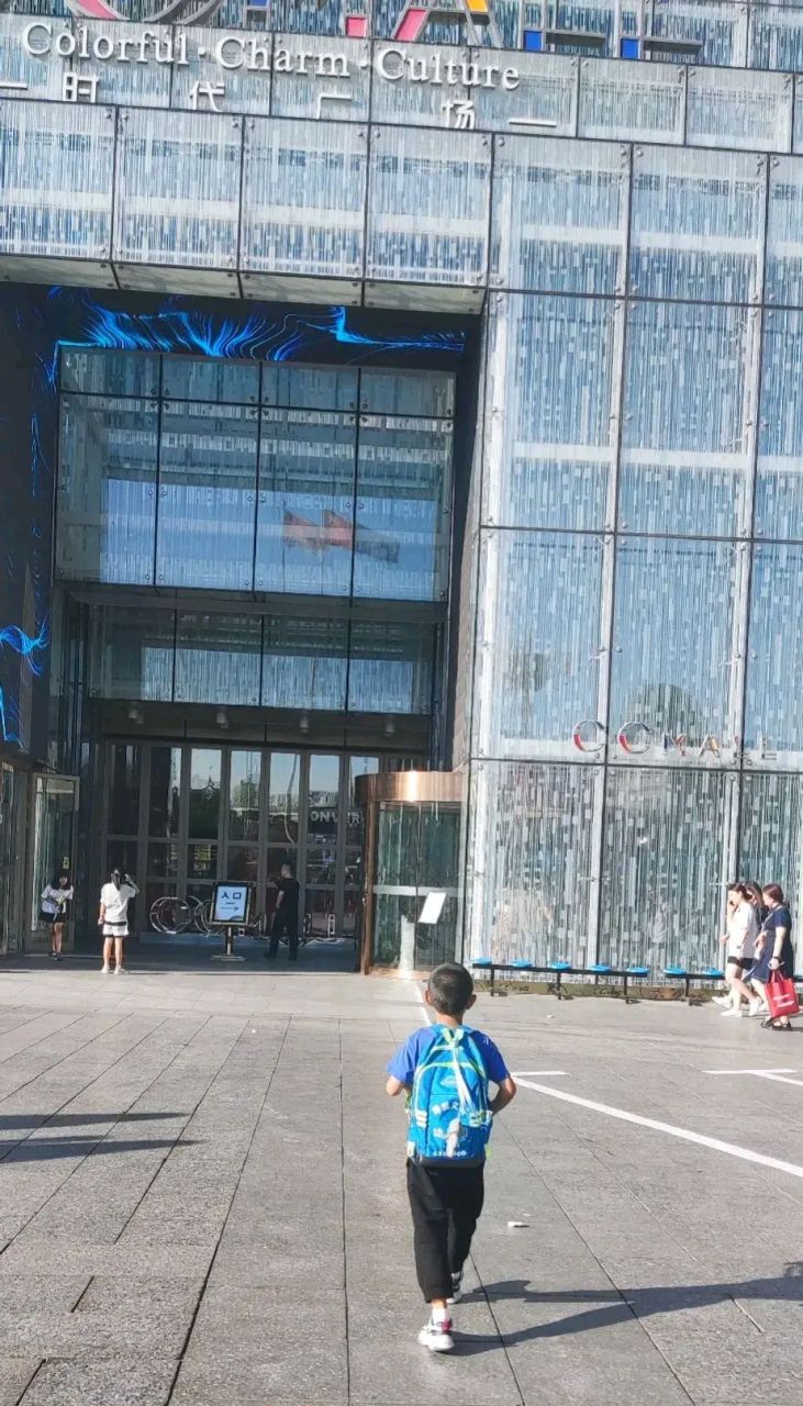 年轻,稳当,聪明的人  2014年,买烟找零的四块钱买彩票中了八百多万.