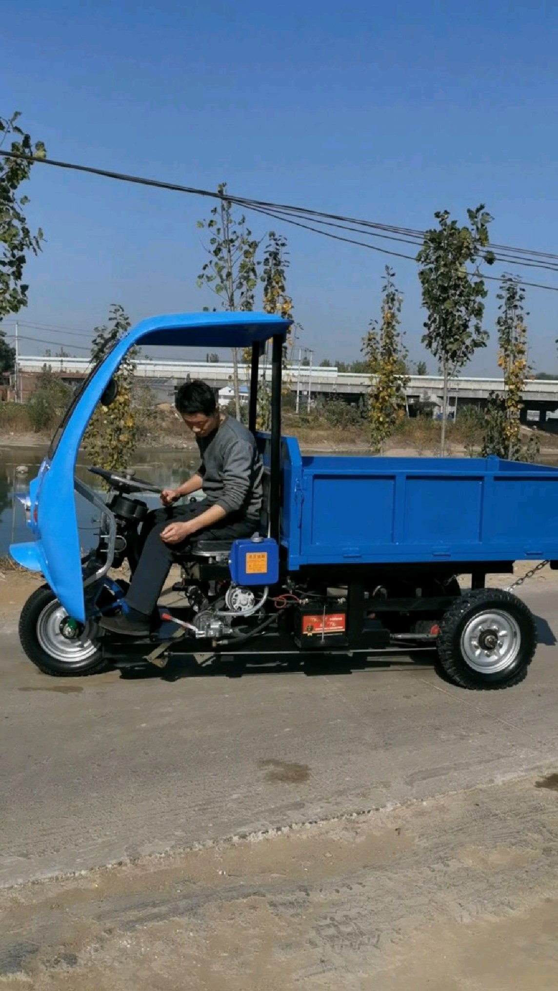 农用液压自卸柴油三轮车 三进一退四速档位,带简易雨棚,养殖场清粪车