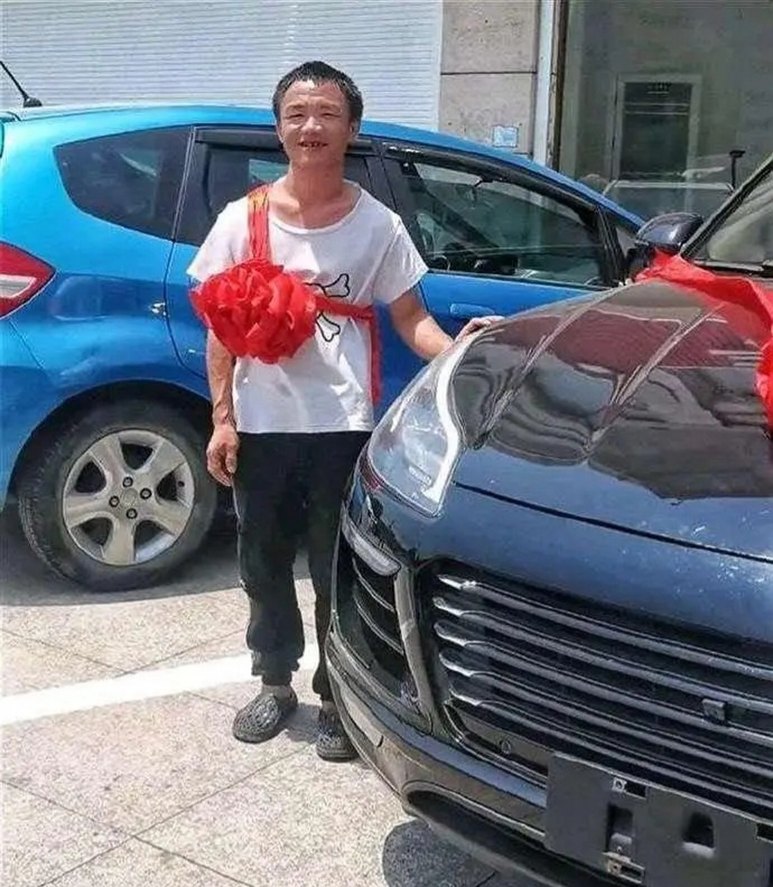 村里拆迁户刚提百万豪车,只是气质没跟上