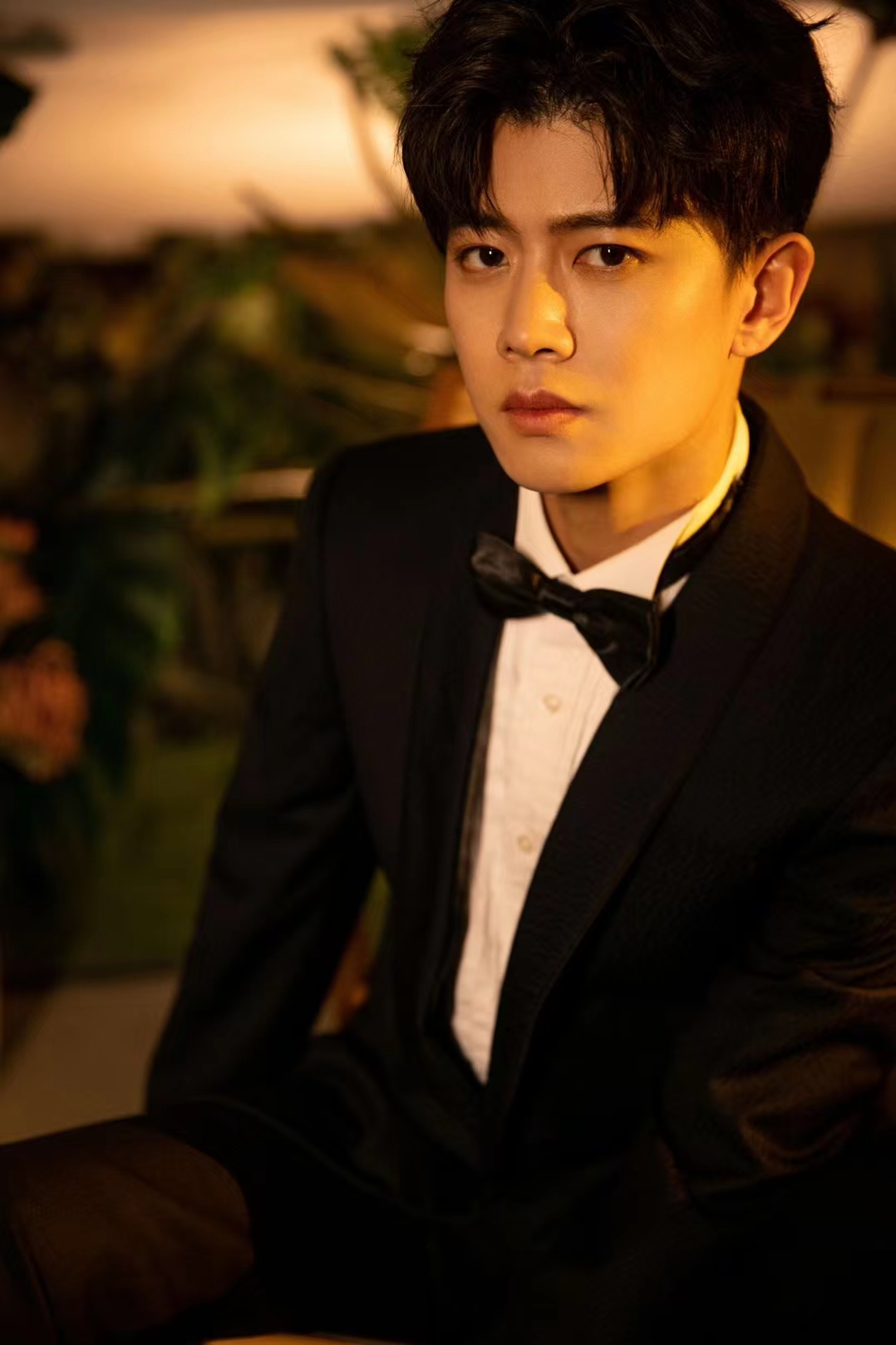 任嘉伦央视春晚定妆照黑色礼服温暖亮相