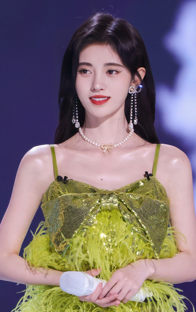 鞠婧祎绿色吊带羽毛连衣裙造型美艳绝伦#一眼沦陷# #惊艳瞬间# #明星