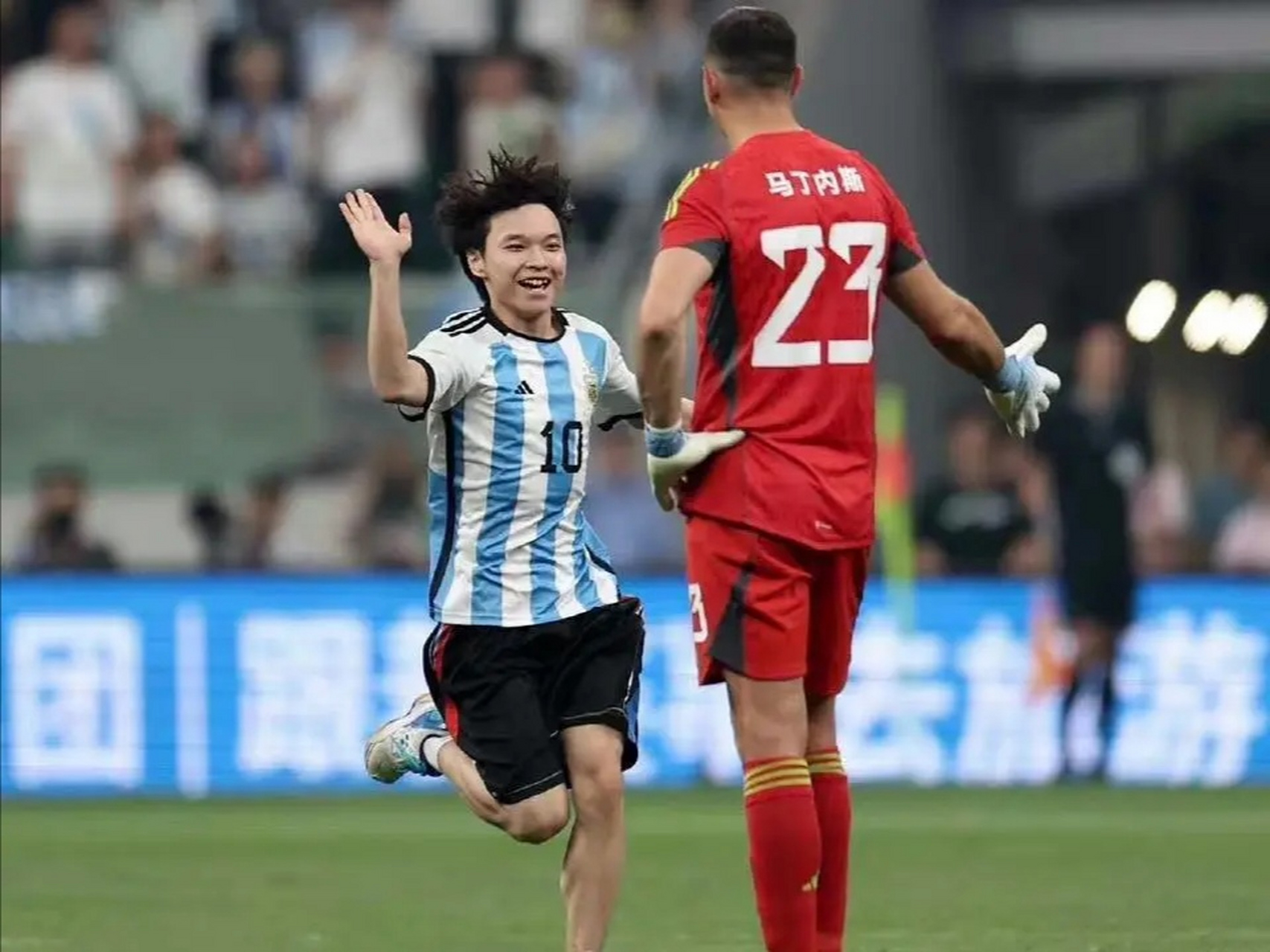 中国球迷冲入球场拥抱梅西火了,不出所料,网络对该事件的态度依然是两