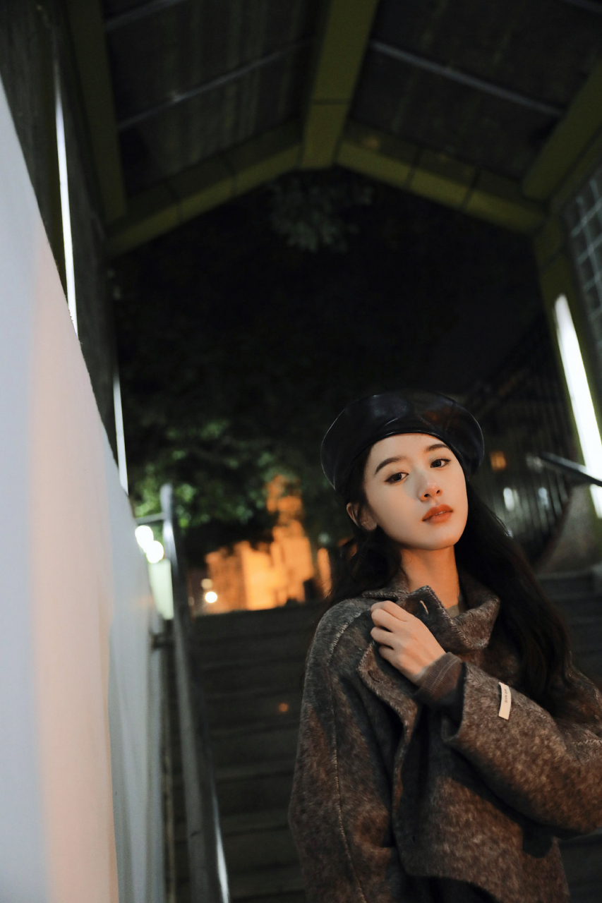 袁冰妍街头随拍一组,身穿灰色系呢子大衣,搭配小黑裤&短靴,复古优雅又