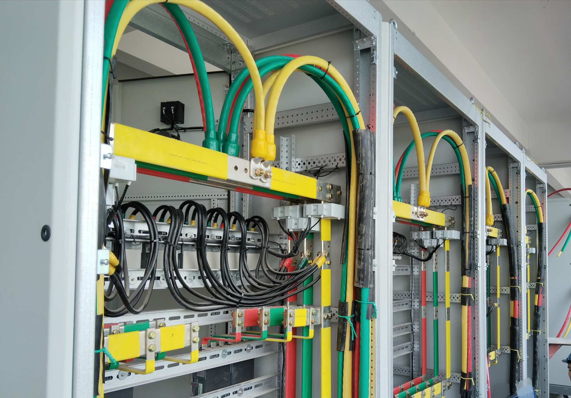 配电柜接线,让我看花了眼. 漂不漂亮,我不管,单就黄绿红,这些颜色,我