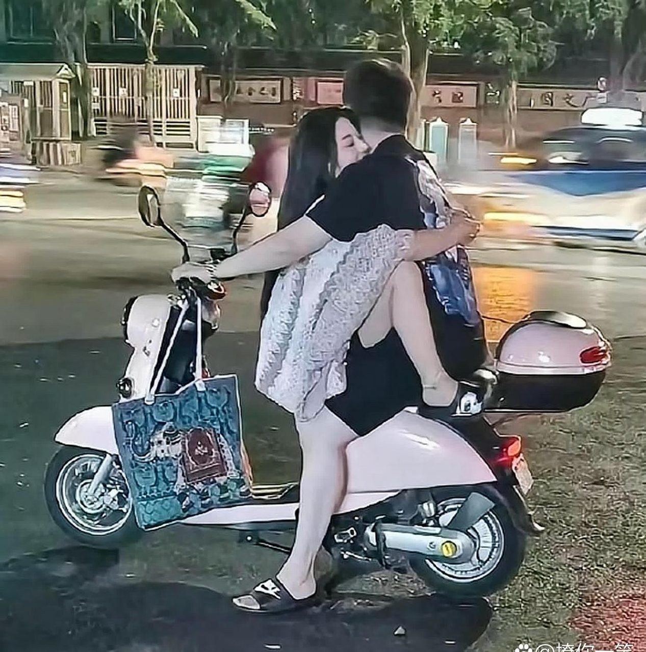 那个曾经说要像八爪鱼一样挂在我身上的小姐姐在哪里?