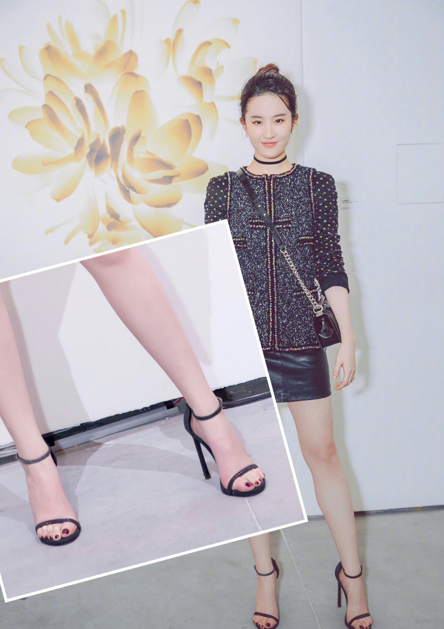 神仙姐姐刘亦菲在颜值方面可以说是无可挑剔,但她的脚由于从小练舞的