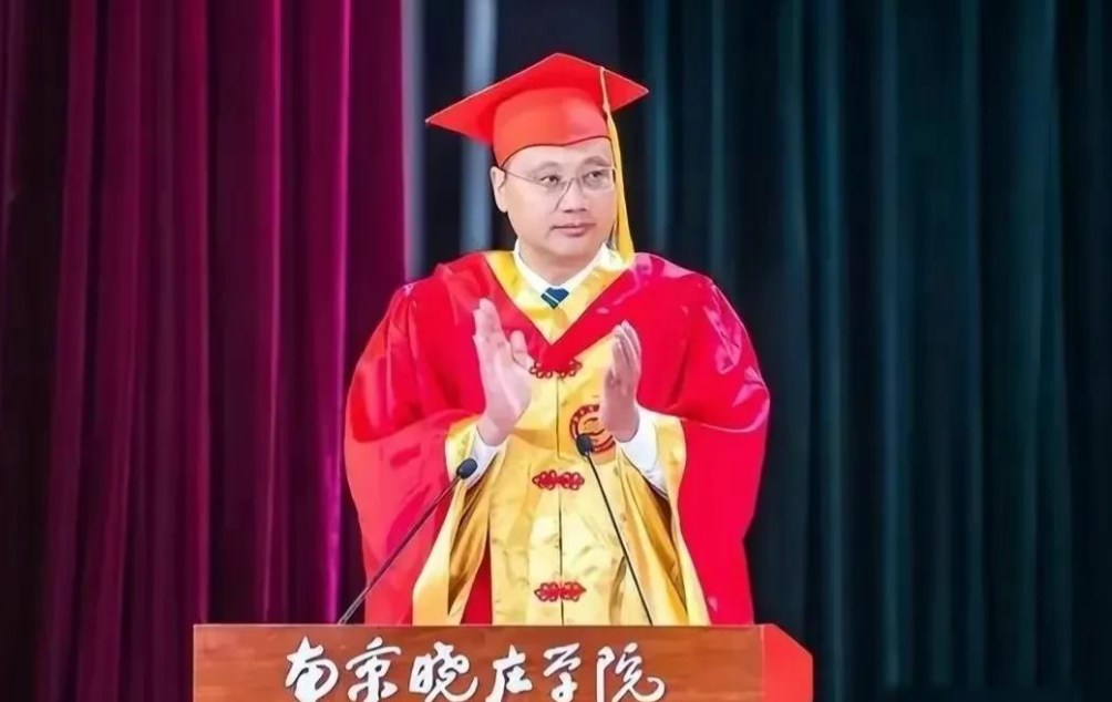 与南京杨书记接吻的刘女士,被起底,身价千万,杨书记眼光独到