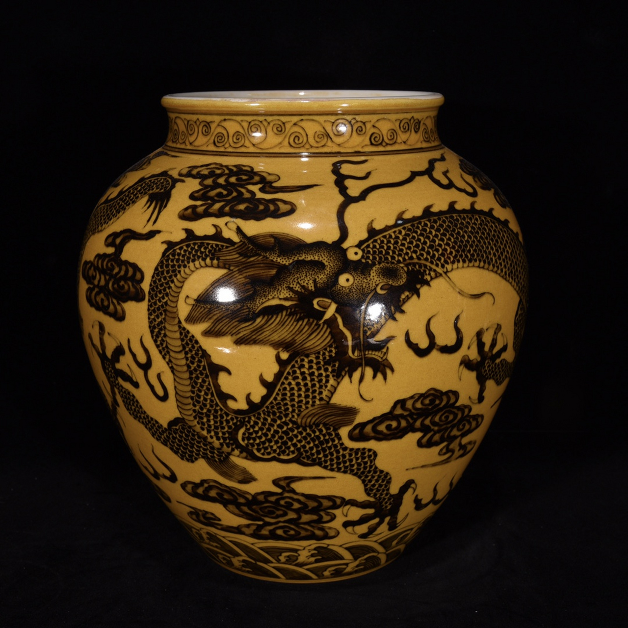 清康熙黄釉龙纹罐23×22