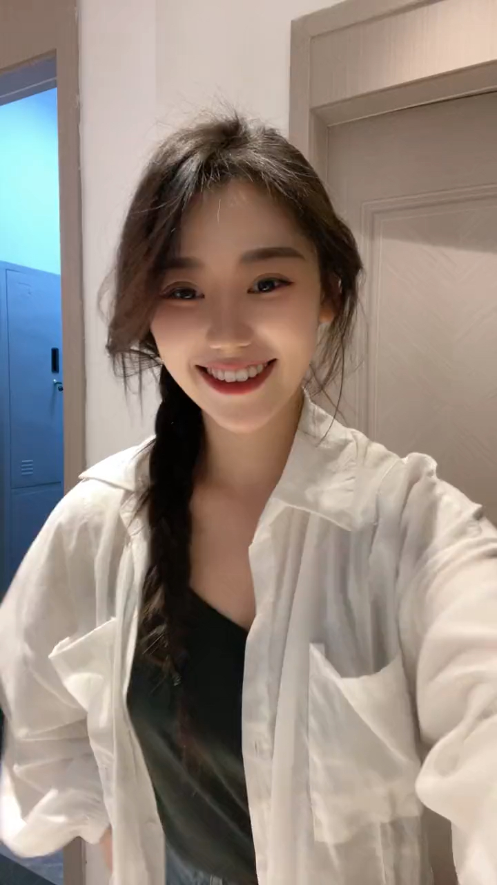 美女笑得很阳光,看着让人很舒服