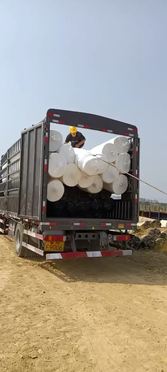 土工布就位!施工现场卸车中