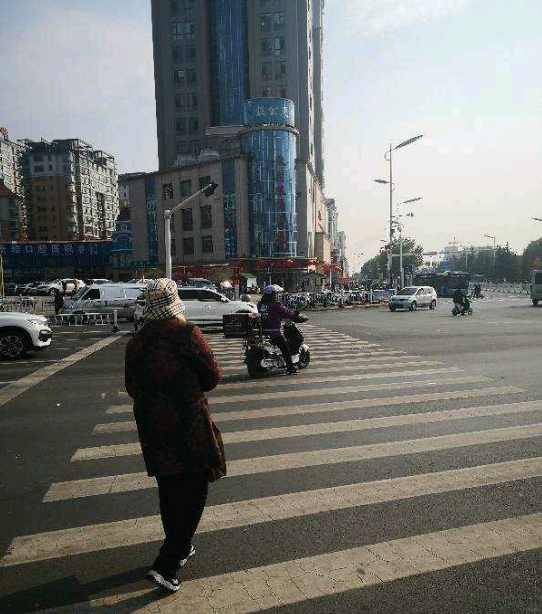 阳泉市北大街转盘人行横道绿灯时间太短,行人来不及过马路!