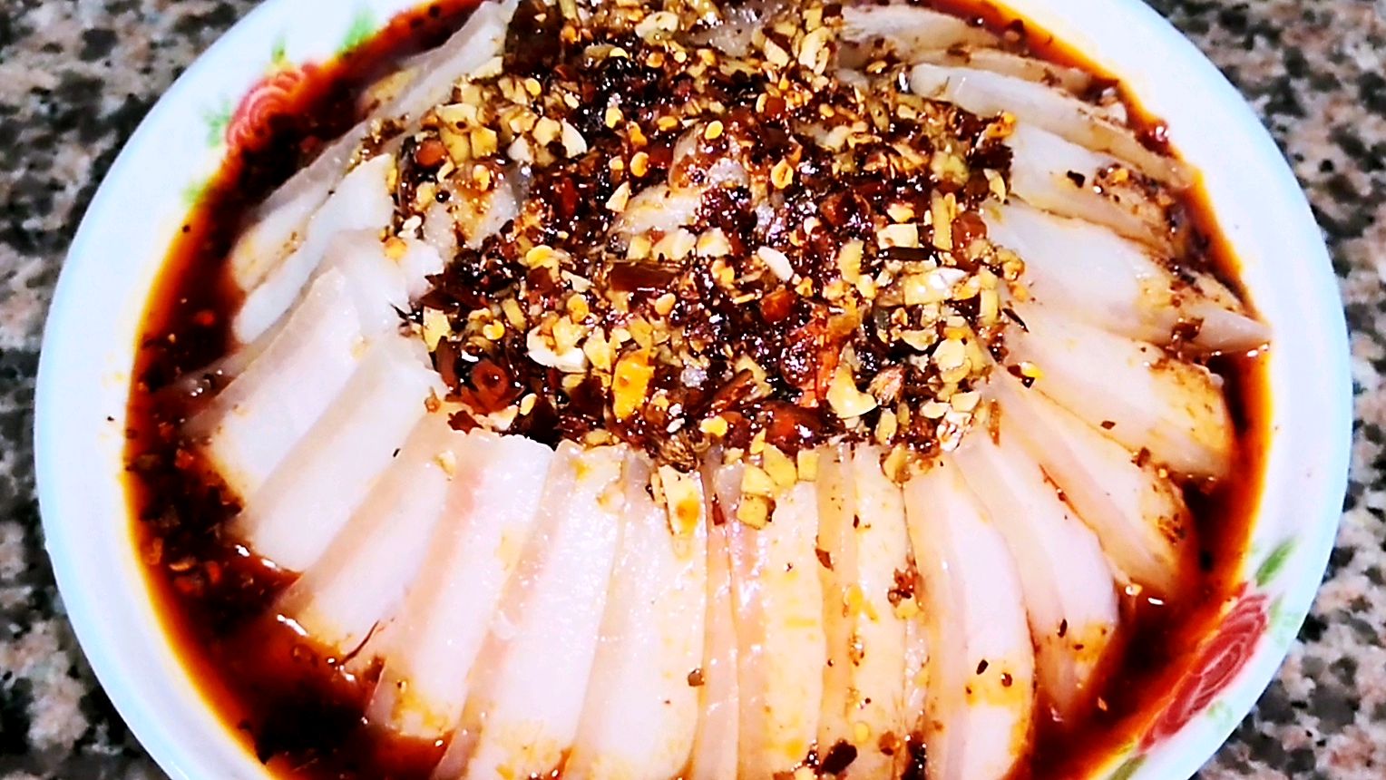 用宝肋肉做的蒜泥白肉,吃起特别带劲,爽