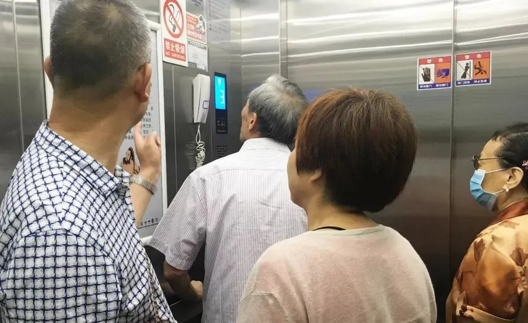 发生火灾时,消防人员需要切断正常电源,而常规电梯没有备用应急电源