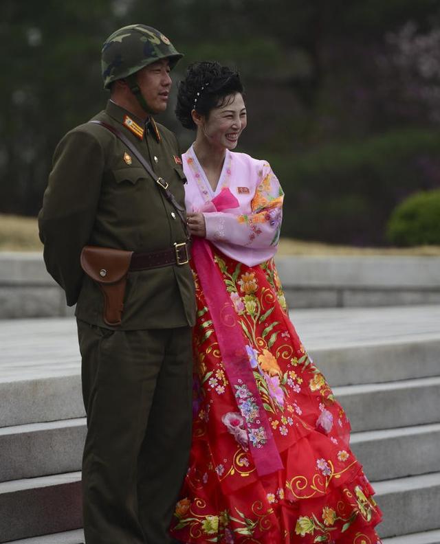 朝鮮社會中的一幅奇景,當地男子皮膚黝黑瘦削,婦女皮膚白皙