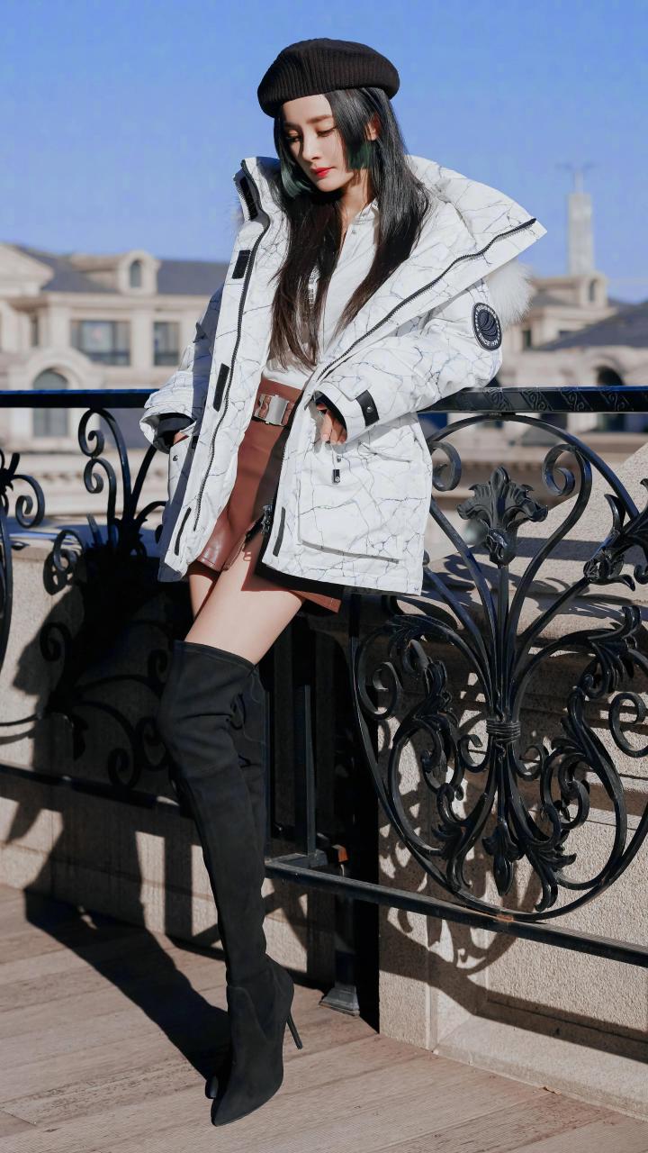 杨幂时尚羽绒服秀场