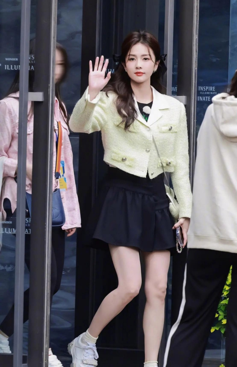 白鹿穿小香风外套搭配黑色短裙,秀美腿!