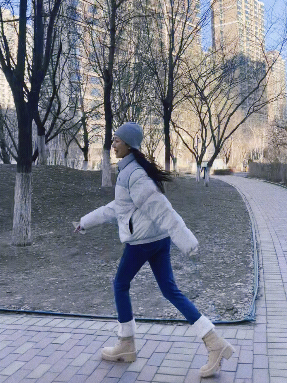 这种短款轻巧的羽绒服配上修身的直筒牛仔裤,再搭一双复古马丁靴,就算