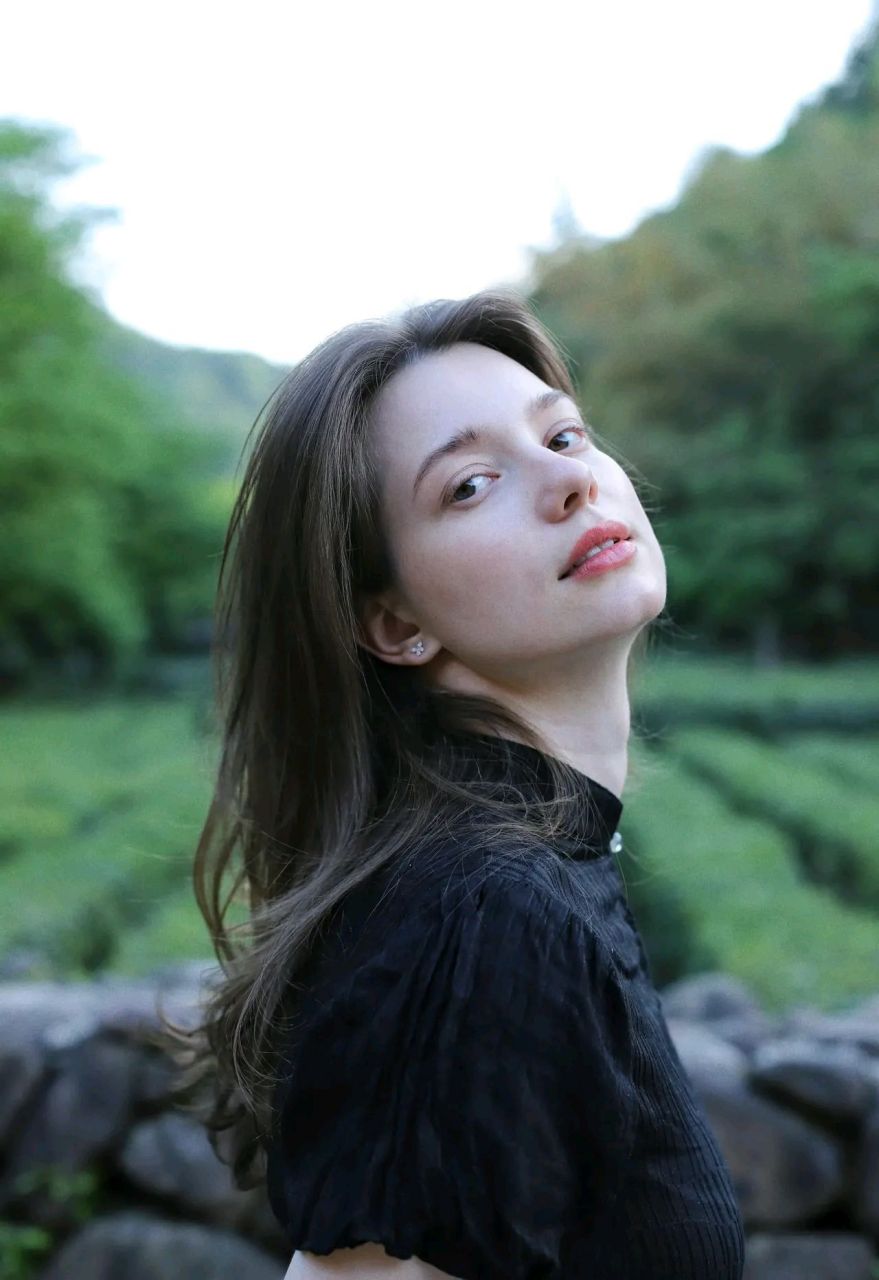 她叫秦妃,俄罗斯姑娘,毕业于浙江大学,现在是一名模特.