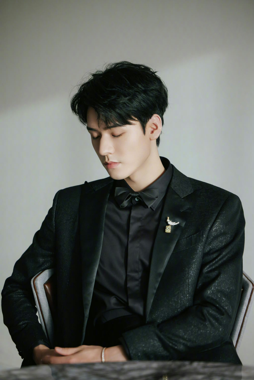 龚俊活动造型图集,黑色的西装礼服,丝缎衬衫和领结,别一枚黄钻"石上鸟