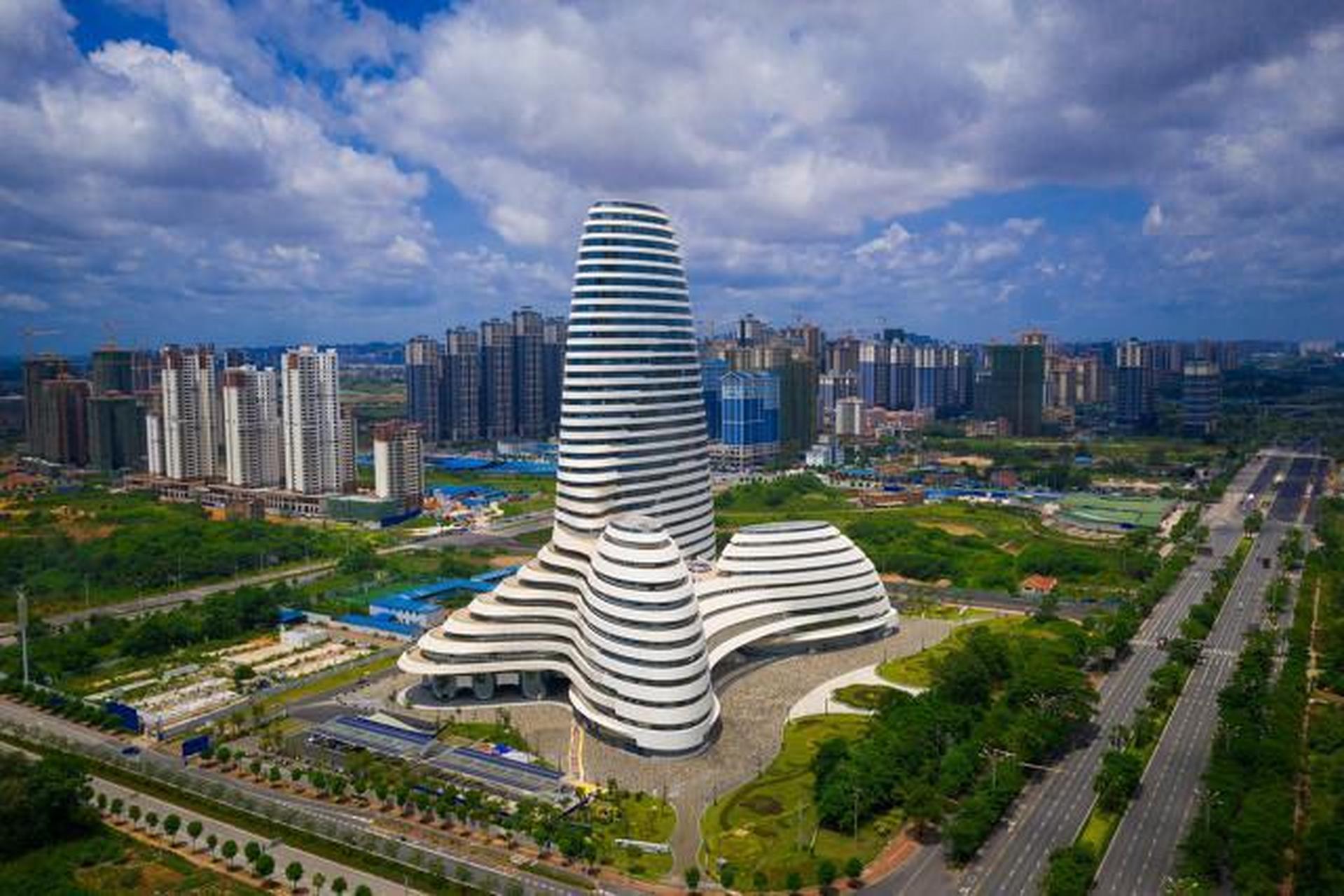 2016年,广西斥资20亿建设"广西新媒体中心",这座大楼由英国著名设计师