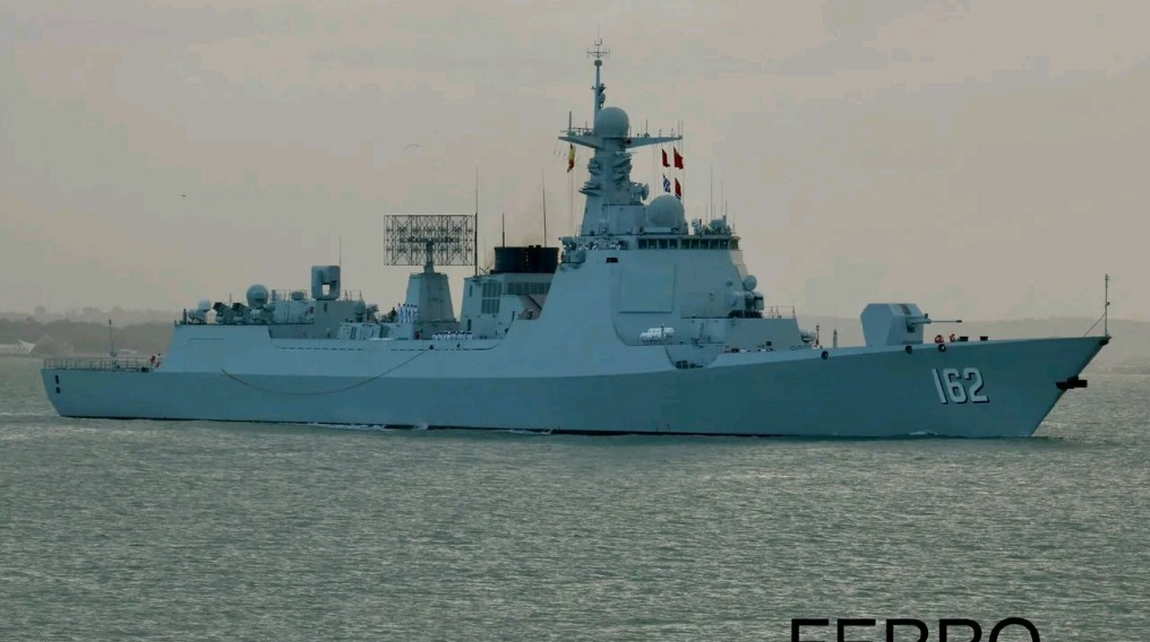 西班牙当地人在加的斯市,拍到到此访问的中国海军编队:052dl型驱逐舰