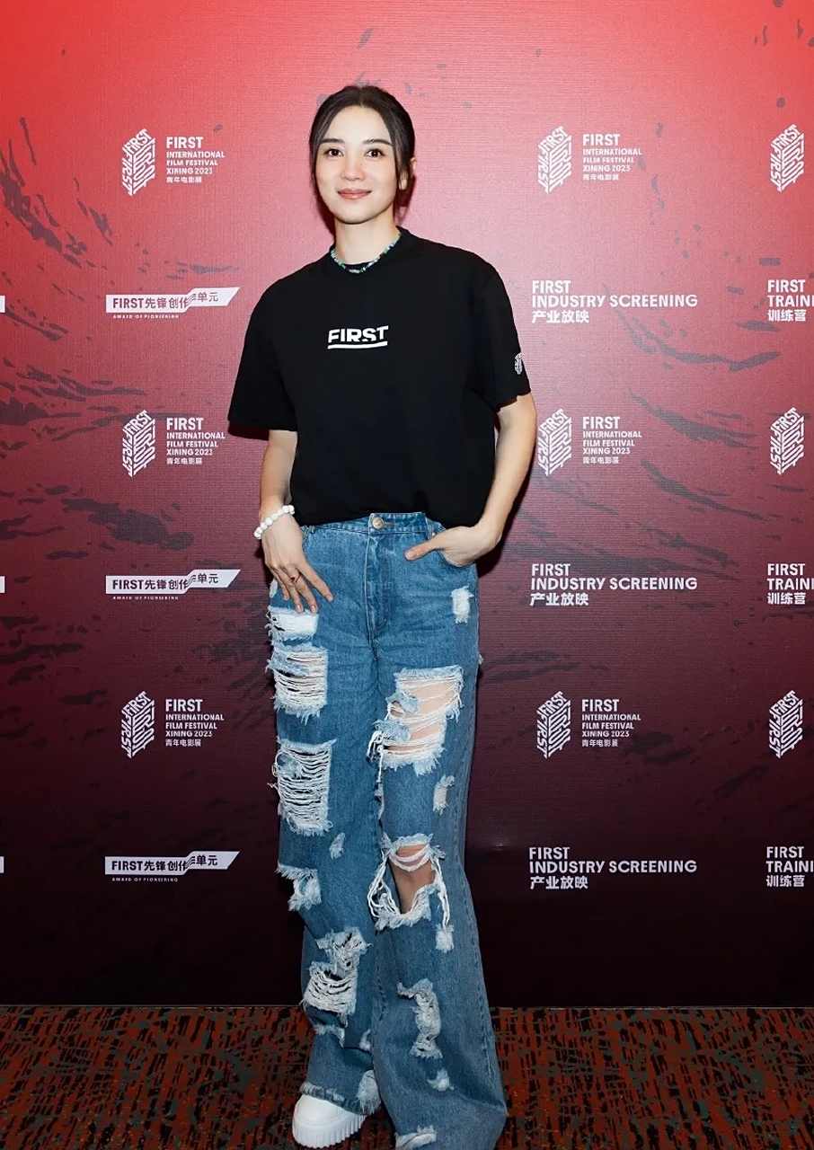 宋佳曝光一组出席活动的照片,她穿了一件黑色的小圆领t恤,搭配一条