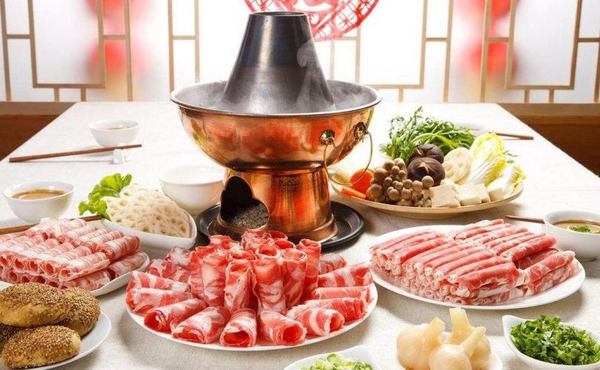 北京涮羊肉起源于元代,兴起于清朝,在当时称之为"羊肉火锅".