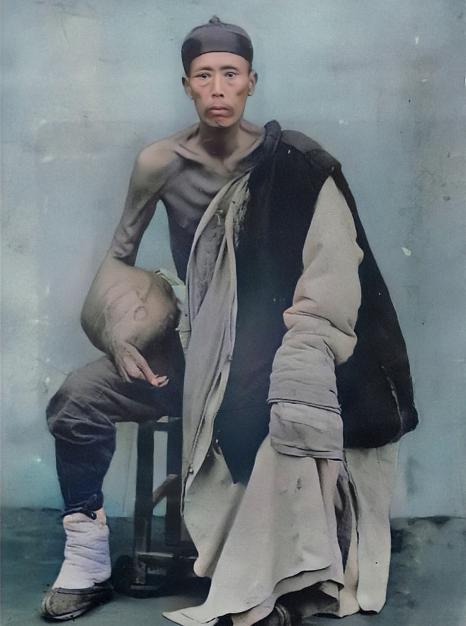 这位男子身材高大,家境优渥,原本生活无忧无虑.